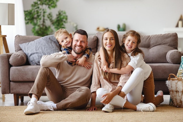 Фото Счастливая семья мать отец и дети дома на диване