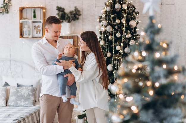 幸せな家族の母、父と子。クリスマスツリー