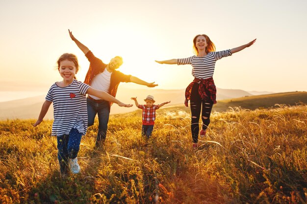 Foto famiglia felice madre padre figli figlio e figlia sul tramonto