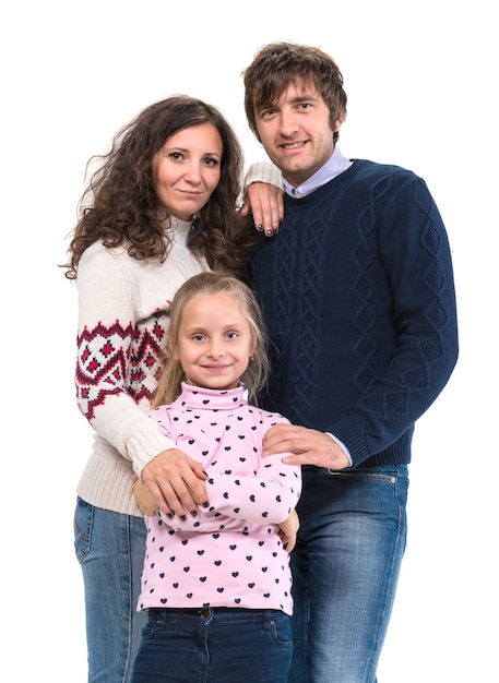 Foto famiglia felice. madre, padre e figlia in posa su un muro bianco