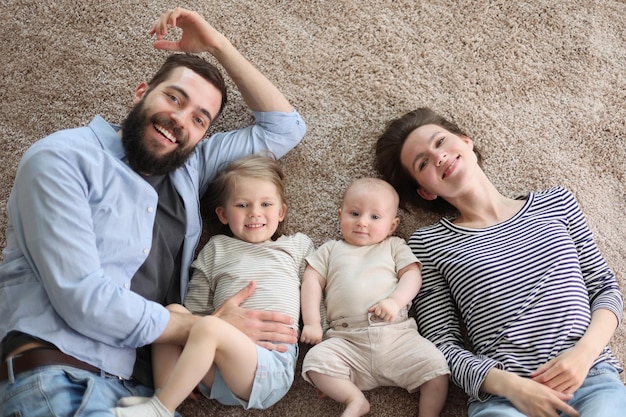 Foto famiglia felice madre padre e bambini a casa