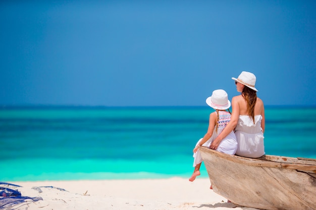 Madre e bambina felici della famiglia sulla spiaggia