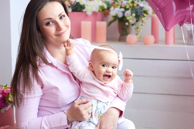 Famiglia felice. madre con il suo bambino piccolo nel soggiorno interno luminoso.