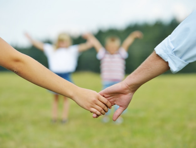 Photo happy family in nature having fun