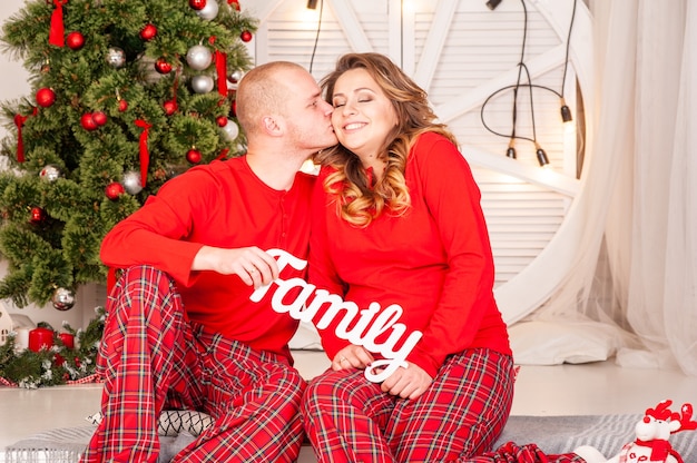 Famiglia felice vicino all'albero di natale