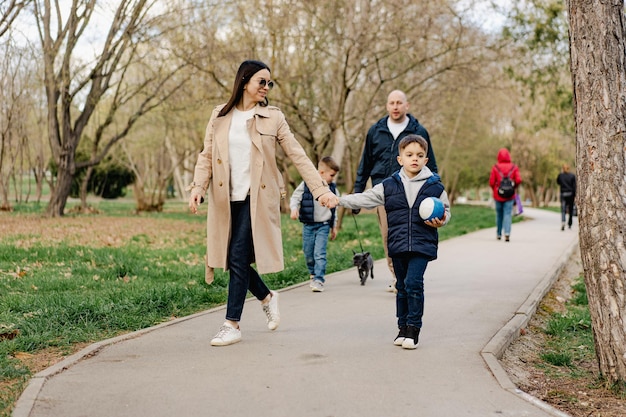 写真 公園を散歩中の幸せな家族
