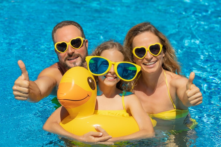 Photo happy family in outdoor pool