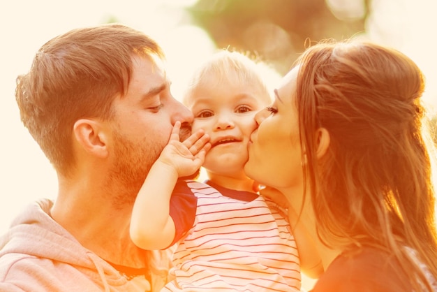 Famiglia felice all'aperto