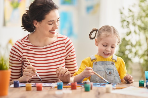 Photo happy family painting together