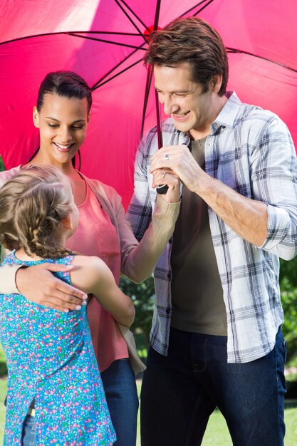 Foto famiglia felice nel parco insieme