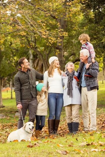 Famiglia felice nel parco insieme