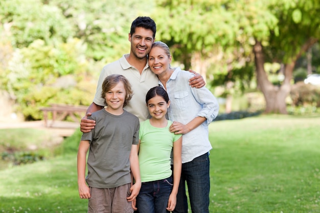 Famiglia felice nel parco