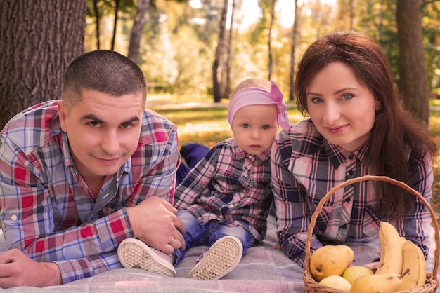 Photo happy family in the park