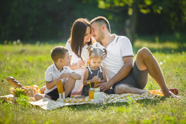 Photo happy family on picnic