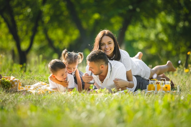 Счастливая семья на пикнике