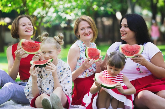 Photo happy family at a picnic