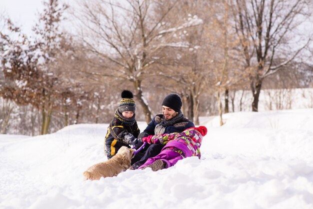 写真 幸せな家族が屋外のコッカースパニエルと遊ぶ