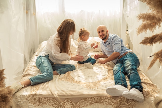 Photo happy family playing in bedroom