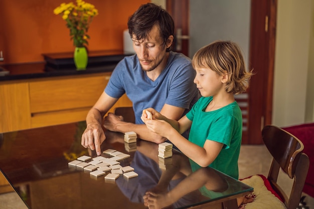 Foto famiglia felice che gioca gioco da tavolo a casa