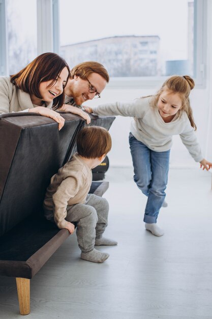 Famiglia felice giocando e divertendosi insieme sul divano