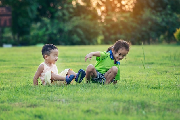 公園で遊んでいる幸せな家族。夏には母と息子が自然に遊ぶ