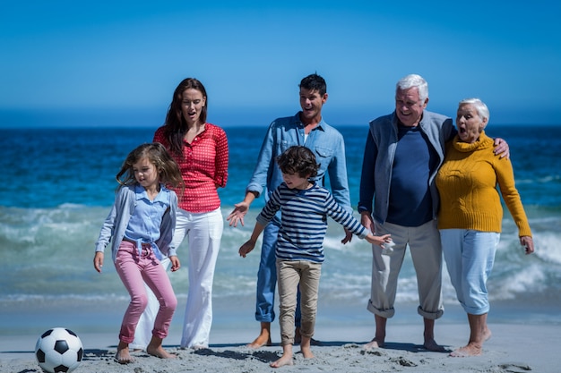 Famiglia felice che gioca a calcio insieme