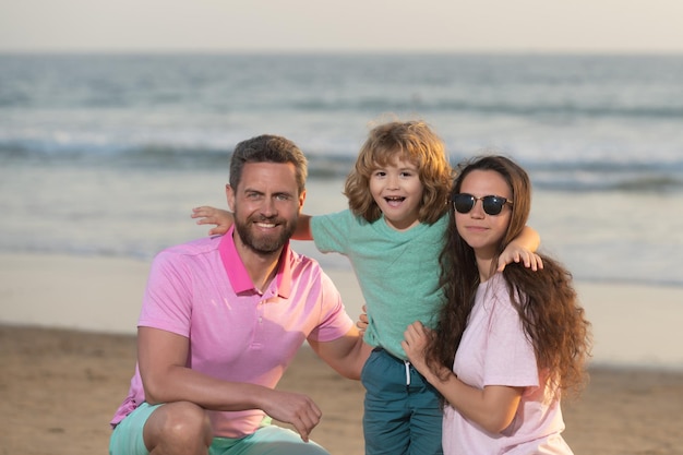 여름 방학에 말리부 해변에서 어머니 아버지와 아들 아이의 행복한 가족 초상화, 가족.