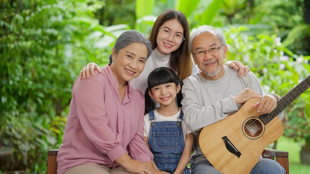 写真 自宅で娘と孫を持つ幸せな家族のポートレート