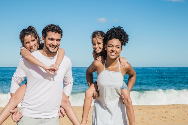 Famiglia felice in posa sulla spiaggia