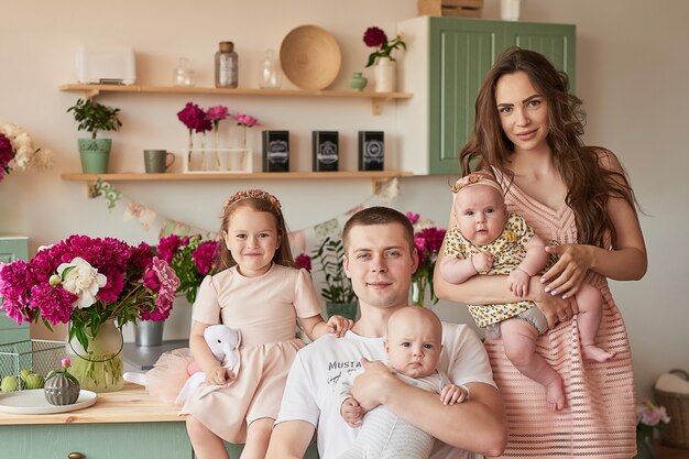 Famiglia felice in posa in cucina