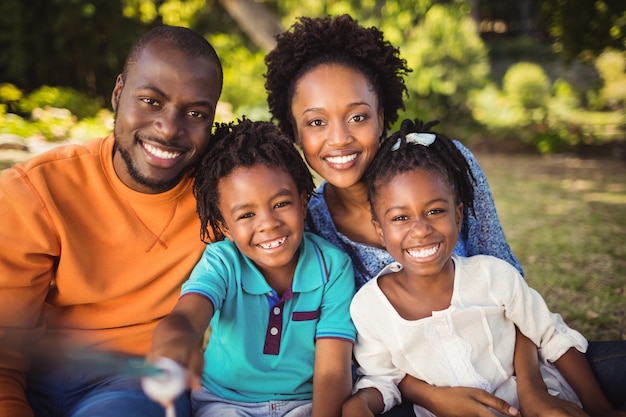 Foto famiglia felice in posa insieme