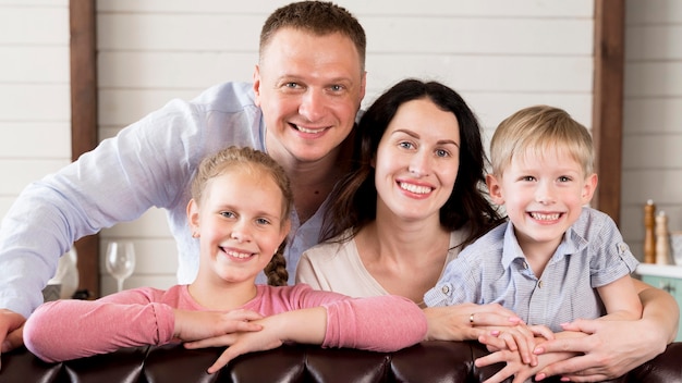 Photo happy family posing together