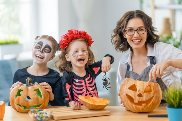 ハロウィーンの準備をしている幸せな家族