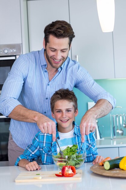 Famiglia felice che prepara insieme pranzo