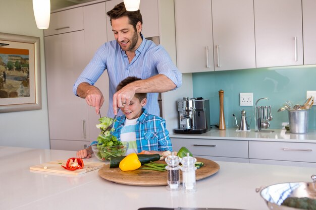 Famiglia felice che prepara insieme pranzo