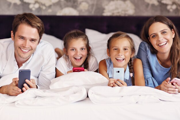 Photo happy family relaxing in hotel room