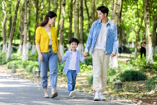 검은 금요일에 공원에서 편안한 행복 한 가족