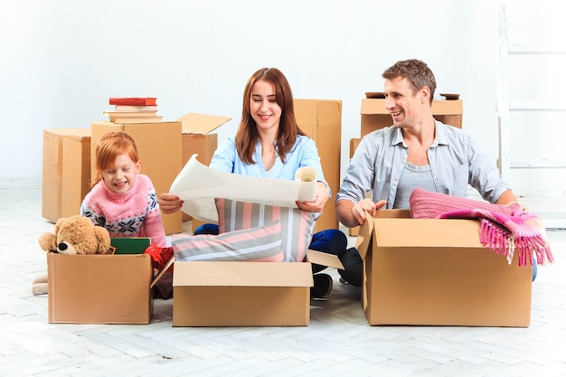 Photo the happy family at repair and relocation