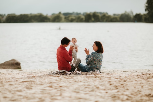 Photo happy family resting by the lake