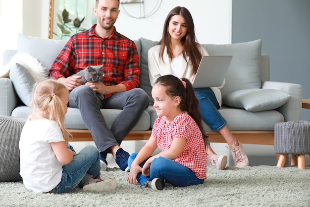 Famiglia felice che riposa a casa