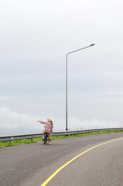 山で自転車に乗って幸せな家族。