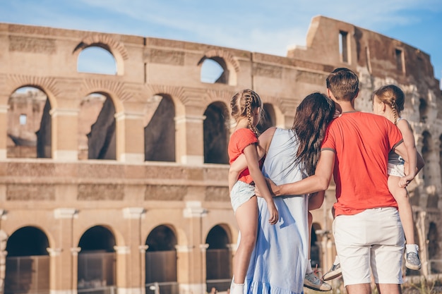 Счастливая семья в Риме над Колизеем,