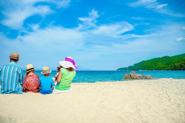 自然の背景にギリシャの海で幸せな家族