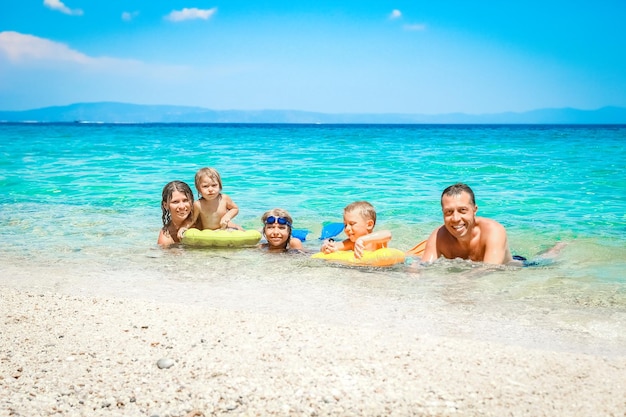 自然の背景にギリシャの海で幸せな家族