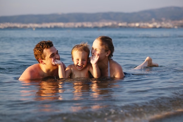 Photo happy family in sea