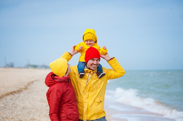 Счастливая семья на берегу моря зимой