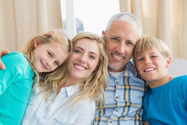 Photo happy family sitting on couch together