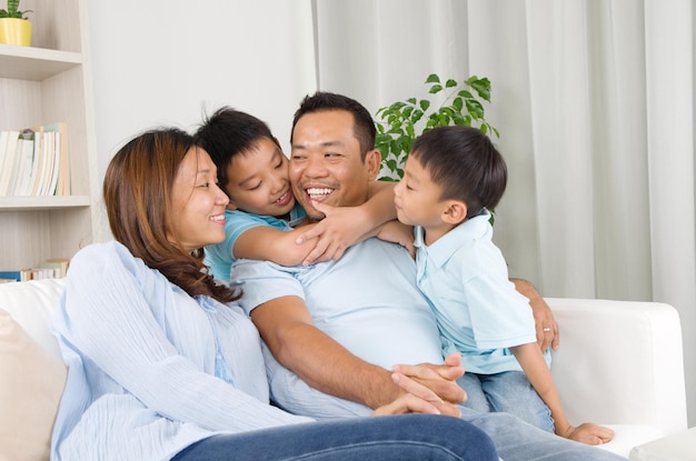 Photo happy family sitting on sofa at home