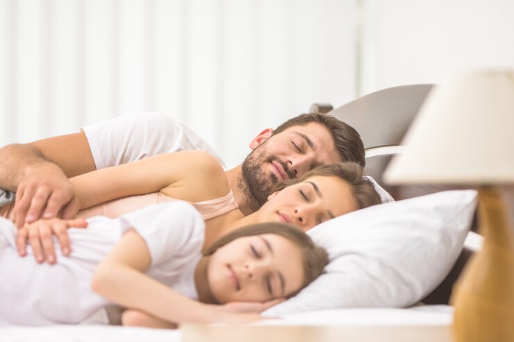 Photo the happy family sleeping on the comfortable bed