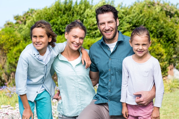 Famiglia felice che sorride alla macchina fotografica